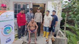 Penderita stroke yang sudah bertahun-tahun itu akhirnya bisa bernapas lega setelah menerima bantuan kursi roda dari sinergi TNI-Polri, komunitas peduli sosial, dan PT Socfindo Matapao, Sabtu petang (11/10/2025). (Foto: Diva Suwanda)