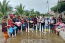 Unsur TNI–Polri, pemerintah, dan masyarakat bersinergi menyalurkan bantuan beras serta bahan pangan bagi warga terdampak banjir di Desa Pekan Tanjung Beringin, Kabupaten Serdang Bedagai (Sergai), Sumut Senin (20/10/2025).