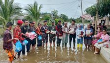 Unsur TNI–Polri, pemerintah, dan masyarakat bersinergi menyalurkan bantuan beras serta bahan pangan bagi warga terdampak banjir di Desa Pekan Tanjung Beringin, Kabupaten Serdang Bedagai (Sergai), Sumut Senin (20/10/2025).
