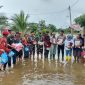 Unsur TNI–Polri, pemerintah, dan masyarakat bersinergi menyalurkan bantuan beras serta bahan pangan bagi warga terdampak banjir di Desa Pekan Tanjung Beringin, Kabupaten Serdang Bedagai (Sergai), Sumut Senin (20/10/2025).