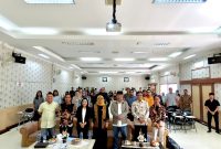 Wakil Ketua Komisi XIII DPR RI Sugiat Santoso, Wakil Ketua LPSK Sri Suparyati, Sekretaris Jenderal LPSK Sriyana, serta akademisi UMA Riswan Munthe, saat berfoto bersama peserta seminar Jumat (7/11/2025). (Foto: Diva Suwanda)