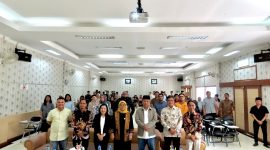 Wakil Ketua Komisi XIII DPR RI Sugiat Santoso, Wakil Ketua LPSK Sri Suparyati, Sekretaris Jenderal LPSK Sriyana, serta akademisi UMA Riswan Munthe, saat berfoto bersama peserta seminar Jumat (7/11/2025). (Foto: Diva Suwanda)