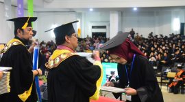 Universitas Negeri Medan (Unimed) resmi mewisuda 2.255 lulusan pada Wisuda Periode November 2025 yang digelar selama empat hari, 24–27 November 2025 di Gedung Auditorium Unimed. Para lulusan terdiri dari Program Doktor, Magister, Sarjana, Diploma, serta Program Profesi Guru. (Foto: Diva Suwanda)