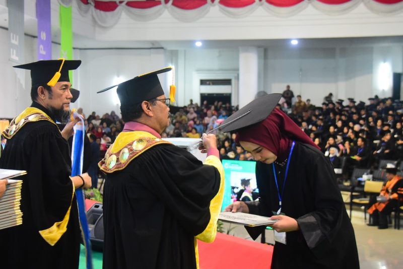 Universitas Negeri Medan (Unimed) resmi mewisuda 2.255 lulusan pada Wisuda Periode November 2025 yang digelar selama empat hari, 24–27 November 2025 di Gedung Auditorium Unimed. Para lulusan terdiri dari Program Doktor, Magister, Sarjana, Diploma, serta Program Profesi Guru. (Foto: Diva Suwanda)