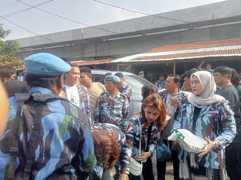 DPD Ikatan Pemuda Karya (IPK) Kota Medan di bawah komando Ketua Bung Chandra Lingga dan Sekretaris dr. Teren Dillon M.Kes., QHIA, bersama seluruh jajaran pengurus, bergerak cepat menyalurkan bantuan bagi warga terdampak banjir yang melanda sejumlah wilayah di Kota Medan. (Foto: Diva Suwanda)