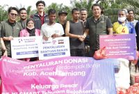 Forum Jurnalis Perempuan Indonesia (FJPI) Sumatera Utara dan XLSMART menyalurkan bantuan kepada korban banjir bandang di Dusun Anggrek, Desa Sunting, Kecamatan Bandar Pusaka, Aceh Tamiang Sabtu (13/12/2025). (Foto: Diva Suwanda)
