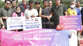 Forum Jurnalis Perempuan Indonesia (FJPI) Sumatera Utara dan XLSMART menyalurkan bantuan kepada korban banjir bandang di Dusun Anggrek, Desa Sunting, Kecamatan Bandar Pusaka, Aceh Tamiang Sabtu (13/12/2025). (Foto: Diva Suwanda)