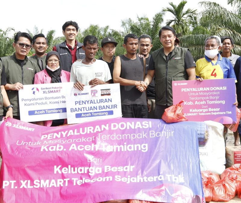 Forum Jurnalis Perempuan Indonesia (FJPI) Sumatera Utara dan XLSMART menyalurkan bantuan kepada korban banjir bandang di Dusun Anggrek, Desa Sunting, Kecamatan Bandar Pusaka, Aceh Tamiang Sabtu (13/12/2025). (Foto: Diva Suwanda)