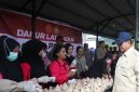 Presiden Prabowo Subianto terlihat cek dapur umum bencana di Tapanuli, Sumatera Utara, sambil berdialog dengan petugas dapur lapangan TNI–Polri yang menyiapkan ratusan paket makanan untuk para pengungsi. Kehadiran Prabowo di dapur umum ini menegaskan komitmen pemerintah dalam memastikan distribusi logistik dan kebutuhan warga terdampak bencana terpenuhi dengan cepat dan tepat.