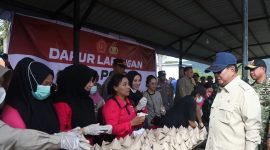 Presiden Prabowo Subianto terlihat cek dapur umum bencana di Tapanuli, Sumatera Utara, sambil berdialog dengan petugas dapur lapangan TNI–Polri yang menyiapkan ratusan paket makanan untuk para pengungsi. Kehadiran Prabowo di dapur umum ini menegaskan komitmen pemerintah dalam memastikan distribusi logistik dan kebutuhan warga terdampak bencana terpenuhi dengan cepat dan tepat.