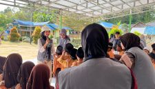 Mahasiswa Fakultas Ilmu Pendidikan (FIP) Universitas Negeri Medan (Unimed) menggelar kegiatan pendampingan psikososial untuk membantu memulihkan kondisi mental remaja korban banjir di Kampung Darussalam, Kabupaten Langkat, Minggu (8/3/2026).