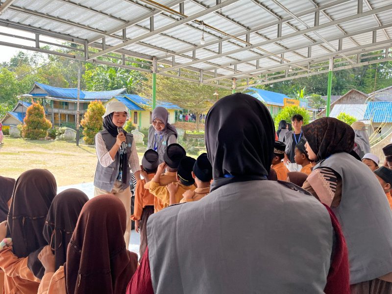 Mahasiswa Fakultas Ilmu Pendidikan (FIP) Universitas Negeri Medan (Unimed) menggelar kegiatan pendampingan psikososial untuk membantu memulihkan kondisi mental remaja korban banjir di Kampung Darussalam, Kabupaten Langkat, Minggu (8/3/2026).