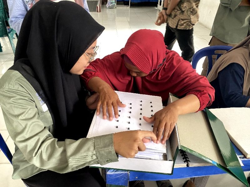 IQRO Elektronik merupakan alat bantu belajar Al-Qur’an Braille dasar yang memadukan huruf Braille dengan tombol taktil elastomer.