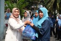 Paket bantuan diberikan kepada para tenaga kebersihan yang selama ini berperan menjaga kebersihan dan kenyamanan lingkungan kampus.