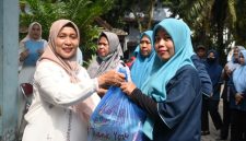Paket bantuan diberikan kepada para tenaga kebersihan yang selama ini berperan menjaga kebersihan dan kenyamanan lingkungan kampus.