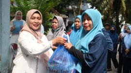 Paket bantuan diberikan kepada para tenaga kebersihan yang selama ini berperan menjaga kebersihan dan kenyamanan lingkungan kampus.