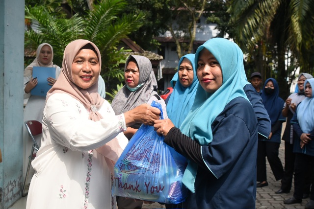 Paket bantuan diberikan kepada para tenaga kebersihan yang selama ini berperan menjaga kebersihan dan kenyamanan lingkungan kampus.
