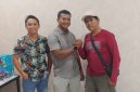 Sigit Pramono (kanan) saat berjabat tangan Pasi Intel Yon TP 907 Minggu (17/5/2026). Ia mengatakan bahwa berita yang beredar soal penculikan dirinya hanya kesalah pahaman. (Foto: Diva Suwanda)