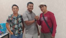Sigit Pramono (kanan) saat berjabat tangan Pasi Intel Yon TP 907 Minggu (17/5/2026). Ia mengatakan bahwa berita yang beredar soal penculikan dirinya hanya kesalah pahaman. (Foto: Diva Suwanda)