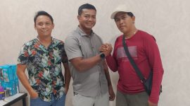 Sigit Pramono (kanan) saat berjabat tangan Pasi Intel Yon TP 907 Minggu (17/5/2026). Ia mengatakan bahwa berita yang beredar soal penculikan dirinya hanya kesalah pahaman. (Foto: Diva Suwanda)