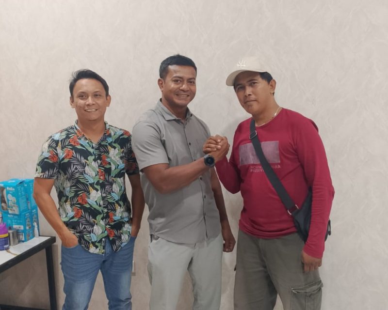 Sigit Pramono (kanan) saat berjabat tangan Pasi Intel Yon TP 907 Minggu (17/5/2026). Ia mengatakan bahwa berita yang beredar soal penculikan dirinya hanya kesalah pahaman. (Foto: Diva Suwanda)