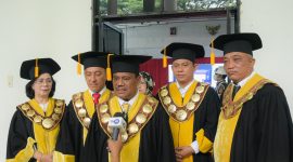 Rektor Unimed, Baharuddin, menegaskan pentingnya mencetak generasi adaptif yang siap menghadapi perkembangan teknologi, termasuk kecerdasan buatan atau Artificial Intelligence (AI), guna menyongsong visi Indonesia Emas 2045. (Foto: Diva Suwanda)