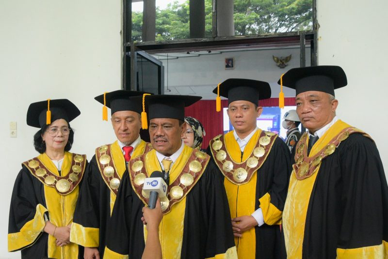 Rektor Unimed, Baharuddin, menegaskan pentingnya mencetak generasi adaptif yang siap menghadapi perkembangan teknologi, termasuk kecerdasan buatan atau Artificial Intelligence (AI), guna menyongsong visi Indonesia Emas 2045. (Foto: Diva Suwanda)