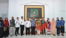 Kepala Perwakilan BKKBN Provinsi Sumatera Utara, Dr Mahyuzar, bersama Bupati Langkat, H. Syah Afandin, jajaran Pemerintah Kabupaten Langkat, Population Service International (PSI), serta Yayasan Cipta. (Foto: Diva Suwanda)