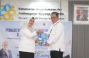 Dr. Fatmawati, ST, M Eng berjabat tangan dengan Kepala Perwakilan BKKBN Sumut yang baru, Dr Mahyuzar, M.Si. (Foto: Diva Suwanda)