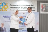 Dr. Fatmawati, ST, M Eng berjabat tangan dengan Kepala Perwakilan BKKBN Sumut yang baru, Dr Mahyuzar, M.Si. (Foto: Diva Suwanda)