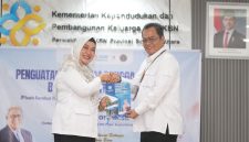 Dr. Fatmawati, ST, M Eng berjabat tangan dengan Kepala Perwakilan BKKBN Sumut yang baru, Dr Mahyuzar, M.Si. (Foto: Diva Suwanda)