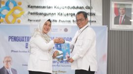 Dr. Fatmawati, ST, M Eng berjabat tangan dengan Kepala Perwakilan BKKBN Sumut yang baru, Dr Mahyuzar, M.Si. (Foto: Diva Suwanda)