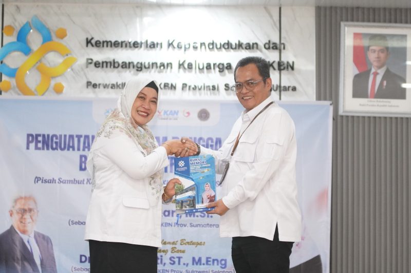 Dr. Fatmawati, ST, M Eng berjabat tangan dengan Kepala Perwakilan BKKBN Sumut yang baru, Dr Mahyuzar, M.Si. (Foto: Diva Suwanda)