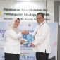 Dr. Fatmawati, ST, M Eng berjabat tangan dengan Kepala Perwakilan BKKBN Sumut yang baru, Dr Mahyuzar, M.Si. (Foto: Diva Suwanda)