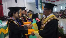 Universitas Negeri Medan (Unimed) mewisuda sebanyak 2.133 wisudawan pada Wisuda Periode Agustus 2026 yang berlangsung selama empat hari, mulai 26 hingga 29 Agustus 2026 di Gedung Auditorium Unimed, Medan.